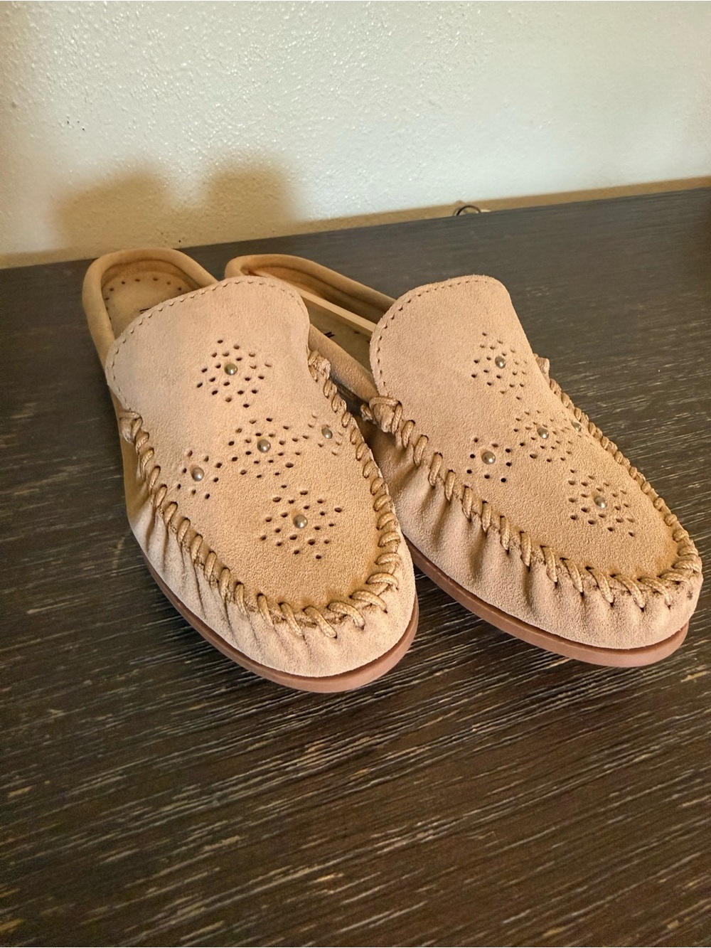 Minnetonka Leather Leila Mules Stone Color Size 7.5 Women Slip On